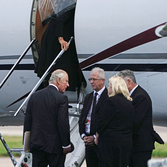 Le roi Charles III d'Angleterre et la reine consort Camilla Parker Bowles prennent un avion à l'aéroport de Aberdeen, au lendemain du décès de la reine Elisabeth II d'Angleterre au château de Balmoral, pour rejoindre Londres. Le 9 septembre 2022