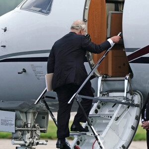 Le roi Charles III d'Angleterre et la reine consort Camilla Parker Bowles prennent un avion à l'aéroport de Aberdeen, au lendemain du décès de la reine Elisabeth II d'Angleterre au château de Balmoral, pour rejoindre Londres. Le 9 septembre 2022