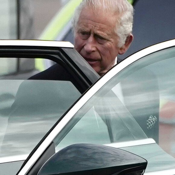 Le roi Charles III d'Angleterre et la reine consort Camilla Parker Bowles prennent un avion à l'aéroport de Aberdeen, au lendemain du décès de la reine Elisabeth II d'Angleterre au château de Balmoral, pour rejoindre Londres. Le 9 septembre 2022