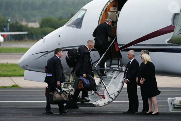 Le roi Charles III d'Angleterre et la reine consort Camilla Parker Bowles prennent un avion à l'aéroport de Aberdeen, au lendemain du décès de la reine Elisabeth II d'Angleterre au château de Balmoral, pour rejoindre Londres. Le 9 septembre 2022