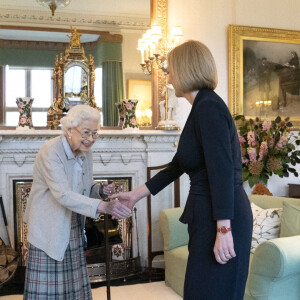 La reine Elisabeth II d'Angleterre reçoit Liz Truss, nouvelle Première ministre britannique, à Balmoral pour lui demander de former un nouveau gouvernement. La veille, Liz Truss avait été désigné à 57 % des voix comme leader du parti conservateur. Le 6 septembre 2022. 