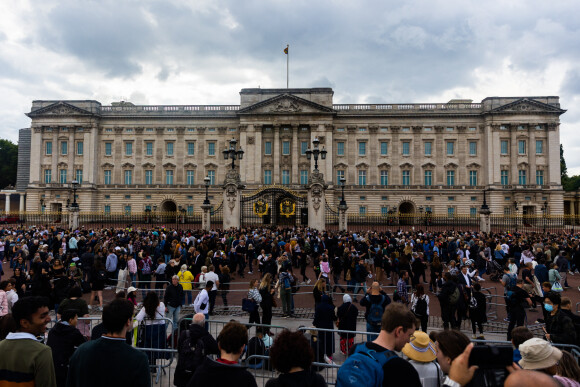 Les hommages à la reine Elisabeth II d'Angleterre se poursuivent devant les grilles de Buckingham Palace à Londres le 10 septembre 2022. 