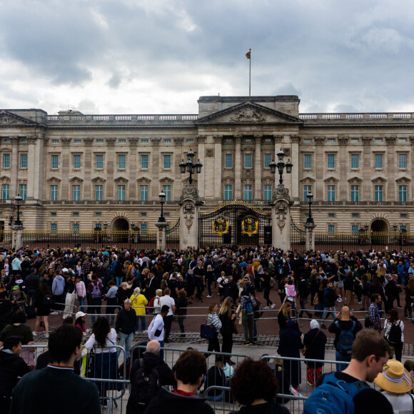 Les hommages à la reine Elisabeth II d'Angleterre se poursuivent devant les grilles de Buckingham Palace à Londres le 10 septembre 2022. 