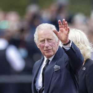 Le roi Charles III d'Angleterre et la reine consort Camilla Parker Bowles vont à la rencontre de la foule massée devant Buckingham Palace, au lendemain du décès de la reine d'Angleterre. Le 9 septembre 2022. 