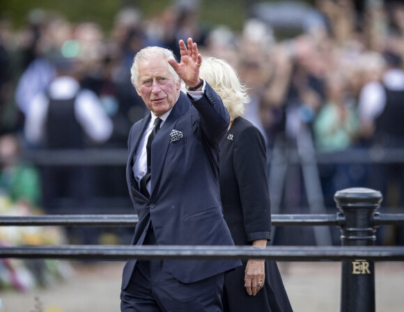 Le roi Charles III d'Angleterre et la reine consort Camilla Parker Bowles vont à la rencontre de la foule massée devant Buckingham Palace, au lendemain du décès de la reine d'Angleterre. Le 9 septembre 2022. 