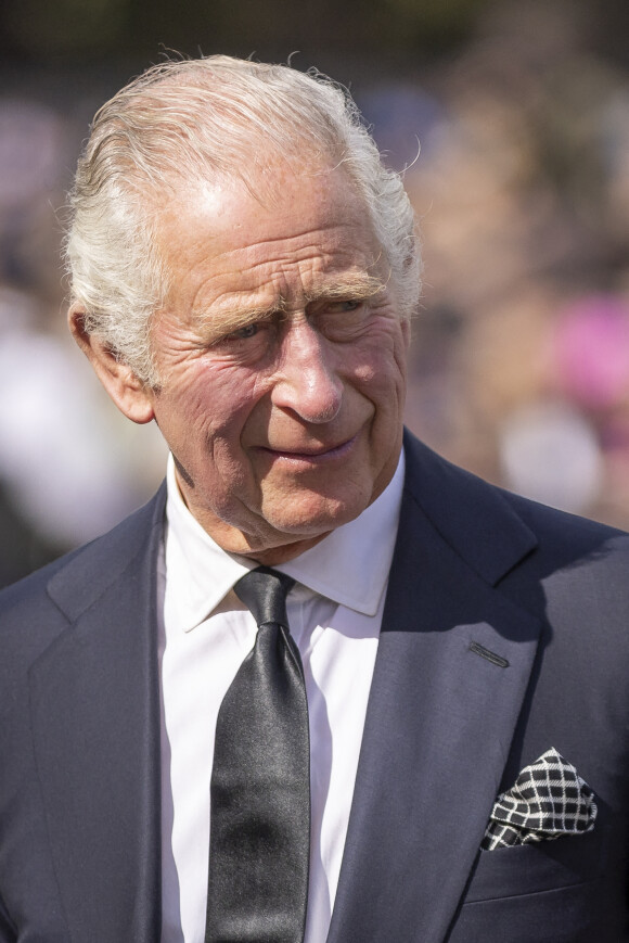 Le roi Charles III d'Angleterre et la reine consort Camilla Parker Bowles vont à la rencontre de la foule massée devant Buckingham Palace, au lendemain du décès de la reine d'Angleterre. Le 9 septembre 2022. 