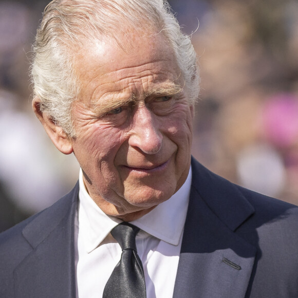 Le roi Charles III d'Angleterre et la reine consort Camilla Parker Bowles vont à la rencontre de la foule massée devant Buckingham Palace, au lendemain du décès de la reine d'Angleterre. Le 9 septembre 2022. 