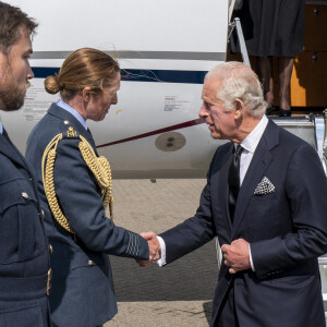 Le roi Charles III d'Angleterre et Camilla Parker Bowles, reine consort d'Angleterre, arrivent en jet à l'aéroport de Norfolk, le 9 septembre 2022. 