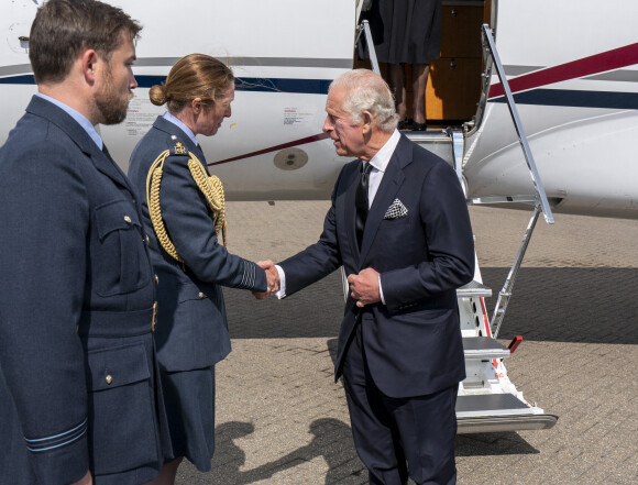 Le roi Charles III d'Angleterre et Camilla Parker Bowles, reine consort d'Angleterre, arrivent en jet à l'aéroport de Norfolk, le 9 septembre 2022. 