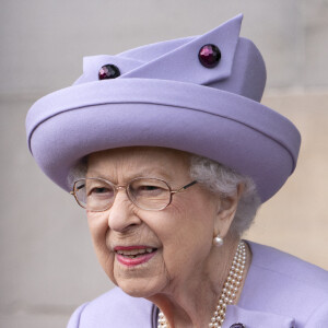 La reine Elizabeth II assiste à un défilé de loyauté des forces armées dans les jardins du palais de Holyroodhouse, à Édimbourg, à l'occasion de son jubilé de platine en Écosse. La cérémonie fait partie du voyage traditionnel de la reine en Écosse pour la semaine de Holyrood. Edimbourg