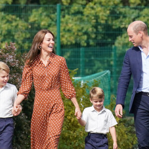 Le prince William, duc de Cambridge et Catherine Kate Middleton, duchesse de Cambridge accompagnent leurs enfants George, Charlotte et Louis à l'école Lambrook le 7 septembre 2022. 