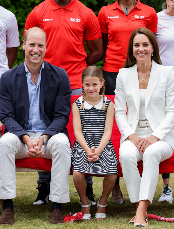 Le prince William, duc de Cambridge, et Catherine (Kate) Middleton, duchesse de Cambridge, avec la princesse Charlotte de Cambridge visitent l'association "SportsAid House" en marge des Jeux du Commonwealth de Birmingham, le 2 août 2022. 