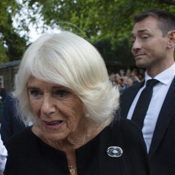 La reine consort Camilla Parker Bowles salue la foule devant la Clarence House à Londres. Le 10 septembre 2022 