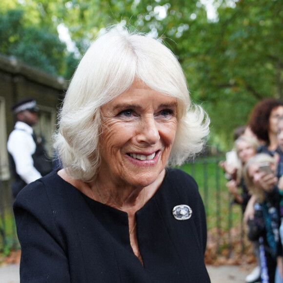 La reine consort Camilla Parker Bowles salue la foule devant la Clarence House à Londres. Le 10 septembre 2022 