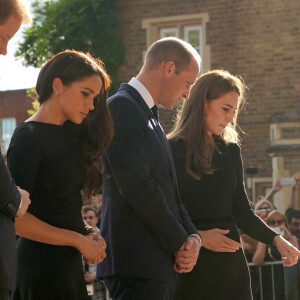 Le prince Harry, duc de Sussex et Meghan Markle, duchesse de Sussex et le prince de Galles William et la princesse de Galles Kate Catherine Middleton à la rencontre de la foule devant le château de Windsor, suite au décès de la reine Elisabeth II d'Angleterre. Le 10 septembre 2022