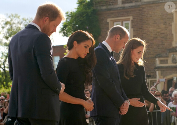 Le prince Harry, duc de Sussex et Meghan Markle, duchesse de Sussex et le prince de Galles William et la princesse de Galles Kate Catherine Middleton à la rencontre de la foule devant le château de Windsor, suite au décès de la reine Elisabeth II d'Angleterre. Le 10 septembre 2022