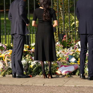 Le prince Harry, duc de Sussex, Meghan Markle, duchesse de Sussex, le prince de Galles William et la princesse de Galles Kate Catherine Middleton à la rencontre de la foule devant le château de Windsor, suite au décès de la reine Elisabeth II d'Angleterre. Le 10 septembre 2022 