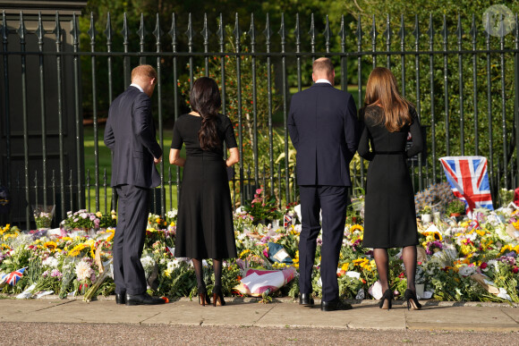 Le prince Harry, duc de Sussex, Meghan Markle, duchesse de Sussex, le prince de Galles William et la princesse de Galles Kate Catherine Middleton à la rencontre de la foule devant le château de Windsor, suite au décès de la reine Elisabeth II d'Angleterre. Le 10 septembre 2022 