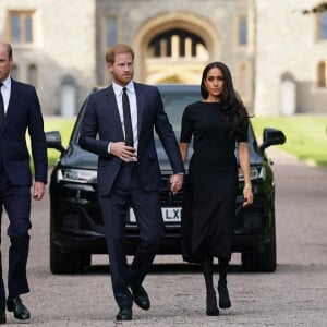 La princesse de Galles Kate Catherine Middleton, le prince de Galles William et le prince Harry, duc de Sussex et Meghan Markle, duchesse de Sussex à la rencontre de la foule devant le château de Windsor, suite au décès de la reine Elisabeth II d'Angleterre. Le 10 septembre 2022 