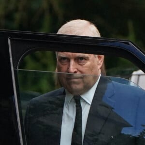 Prince Andrew, duc d'York - La famille royale d'Angleterre à son arrivée à la messe en l'honneur de la reine Elisabeth II d'Angleterre en l'église Crathie Kirk à Balmoral. Le 10 septembre 2022 