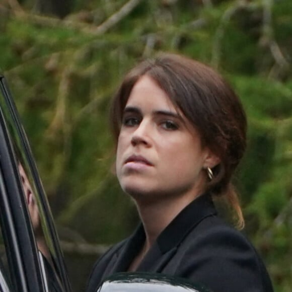 Princesse Eugenie d'York et Princesse Beatrice d'York - La famille royale d'Angleterre à son arrivée à la messe en l'honneur de la reine Elisabeth II d'Angleterre en l'église Crathie Kirk à Balmoral. Le 10 septembre 2022 