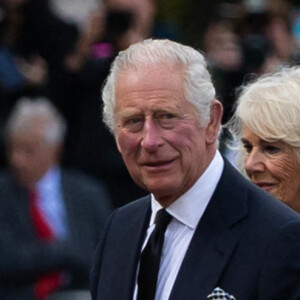 Le roi Charles III d'Angleterre et la reine consort Camilla Parker Bowles visitent le parterre de fleurs en hommage à la reine Elisabeth II, à leur arrivée au palais de Buckingham à Londres. Le 9 septembre 2022 