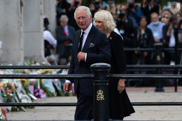 Le roi Charles III d'Angleterre et la reine consort Camilla Parker Bowles visitent le parterre de fleurs en hommage à la reine Elisabeth II, à leur arrivée au palais de Buckingham à Londres. Le 9 septembre 2022 