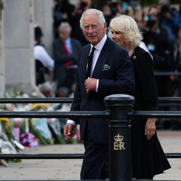 Le roi Charles III d'Angleterre et la reine consort Camilla Parker Bowles visitent le parterre de fleurs en hommage à la reine Elisabeth II, à leur arrivée au palais de Buckingham à Londres. Le 9 septembre 2022 