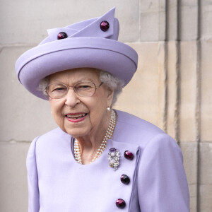 La reine Elizabeth II assiste à un défilé de loyauté des forces armées dans les jardins du palais de Holyroodhouse, à Édimbourg, à l'occasion de son jubilé de platine en Écosse. La cérémonie fait partie du voyage traditionnel de la reine en Écosse pour la semaine de Holyrood. Edimbourg, le 28 juin 2022. 