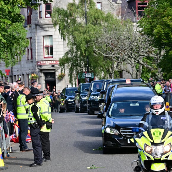 Le cercueil de la reine Elisabeth II d'Angleterre traverse le village de Ballater, pour être emmener au palais de Holyroodhouse à Edimbourg, la résidence officielle de la reine. Le 11 septembre 2022 