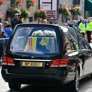 Le cercueil de la reine Elisabeth II d'Angleterre traverse le village de Ballater, pour être emmener au palais de Holyroodhouse à Edimbourg, la résidence officielle de la reine. Le 11 septembre 2022 