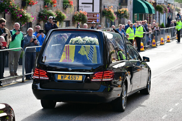 Le cercueil de la reine Elisabeth II d'Angleterre traverse le village de Ballater, pour être emmener au palais de Holyroodhouse à Edimbourg, la résidence officielle de la reine. Le 11 septembre 2022 