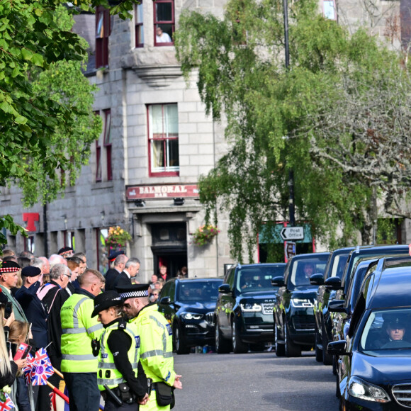 Le cercueil de la reine Elisabeth II d'Angleterre traverse le village de Ballater, pour être emmener au palais de Holyroodhouse à Edimbourg, la résidence officielle de la reine. Le 11 septembre 2022 