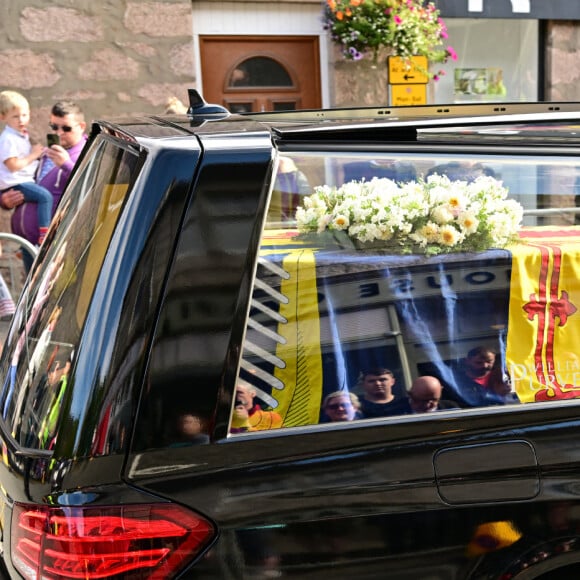 Le cercueil de la reine Elisabeth II d'Angleterre traverse le village de Ballater, pour être emmener au palais de Holyroodhouse à Edimbourg, la résidence officielle de la reine. Le 11 septembre 2022 