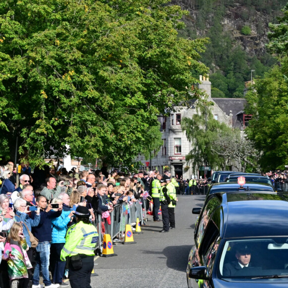 Le cercueil de la reine Elisabeth II d'Angleterre traverse le village de Ballater, pour être emmener au palais de Holyroodhouse à Edimbourg, la résidence officielle de la reine. Le 11 septembre 2022 
