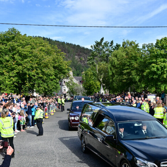 Le cercueil de la reine Elisabeth II d'Angleterre traverse le village de Ballater, pour être emmener au palais de Holyroodhouse à Edimbourg, la résidence officielle de la reine. Le 11 septembre 2022 