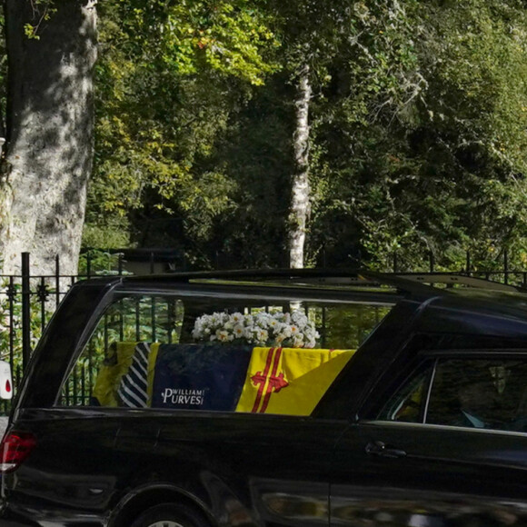 Le cercueil de la reine Elisabeth II d'Angleterre quitte le château de Balmoral, pour être emmener au palais de Holyroodhouse à Edimbourg, la résidence officielle de la reine. Le 11 septembre 2022 