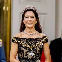 Mary de Danemark : Epaules dénudées pour le Jubilé de Margrethe II, elle illumine le tapis rouge avec ses ados !