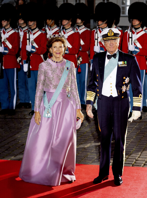 Roi Carl Gustav et Reine Silvia de Suède - Arrivées au diner du jubilé des 50 ans de règne de la reine Margrethe II de Danemark au Royal Theatre à Copenhague. Le 10 septembre 2022 