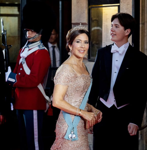Princesse Mary et prince Christian - Arrivées au diner du jubilé des 50 ans de règne de la reine Margrethe II de Danemark au Royal Theatre à Copenhague. Le 10 septembre 2022 