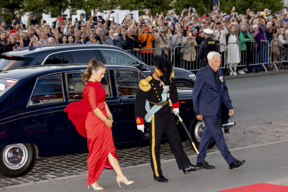 Prince Frederik et princesse Isabelle - Arrivées au diner du jubilé des 50 ans de règne de la reine Margrethe II de Danemark au Royal Theatre à Copenhague. Le 10 septembre 2022 