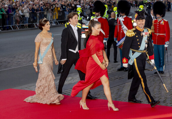Princesse Mary et prince Frederik et prince Christian et princesse Isabelle - Arrivées au diner du jubilé des 50 ans de règne de la reine Margrethe II de Danemark au Royal Theatre à Copenhague. Le 10 septembre 2022 