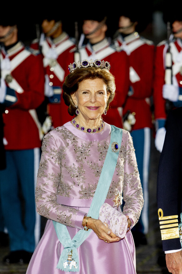 Reine Silvia de Suède - Arrivées au diner du jubilé des 50 ans de règne de la reine Margrethe II de Danemark au Royal Theatre à Copenhague. Le 10 septembre 2022 