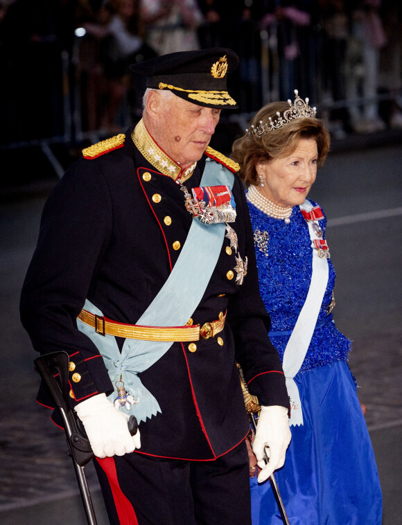 Roi Harald et Reine Sonja de Norvège - Arrivées au diner du jubilé des 50 ans de règne de la reine Margrethe II de Danemark au Royal Theatre à Copenhague. Le 10 septembre 2022 