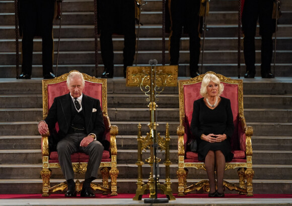 Le roi Charles III d'Angleterre et la reine consort Camilla - Les deux Chambres du Parlement se réunissent pour une cérémonie de condoléances à Westminster Hall à Londres, suite au décès de la reine Elisabeth II d'Angleterre. Le 12 septembre 2022