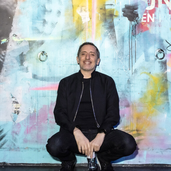 Exclusif - Gad Elmaleh avant de monter sur scène - Gad Elmaleh lors de la dernière parisienne de son spectacle "D'ailleurs" au Dôme de Paris le 26 février 2022 . © Jack Tribeca / Bestimage 