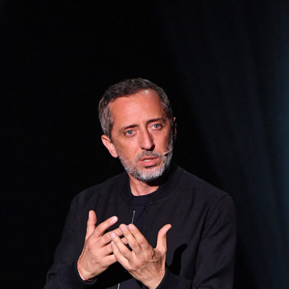 Gad Elmaleh joue son spectacle "D'ailleurs" au centre événementiel de Courbevoie le 7 septembre 2021. 6 ans après " Sans tambour " et une tournée internationale avec un spectacle en anglais dans plus de 15 pays, Gad Elmaleh est de retour avec un one-man show inédit : "D'ailleurs" © Lionel Urman / Bestimage 