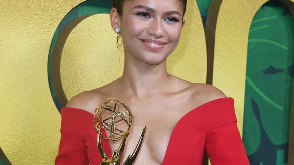 Emmy Awards 2022 : Zendaya ultra sexy dans un décolleté XXL, elle fait sensation