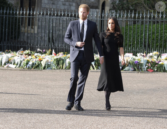 Le prince Harry, duc de Sussex, Meghan Markle, duchesse de Sussex à la rencontre de la foule devant le château de Windsor, suite au décès de la reine Elisabeth II d'Angleterre