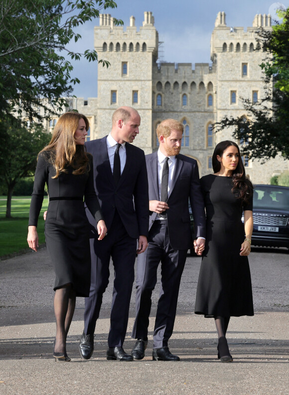 Le prince de Galles William et la princesse de Galles Kate Catherine Middleton et le prince Harry, duc de Sussex et Meghan Markle, duchesse de Sussex à la rencontre de la foule devant le château de Windsor, suite au décès de la reine Elisabeth II d'Angleterre. Le 10 septembre 2022